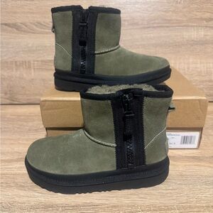 NEW boys UGG Classic Zipper Kids 2 green Suede leather Winter Boots Shearling 2Y